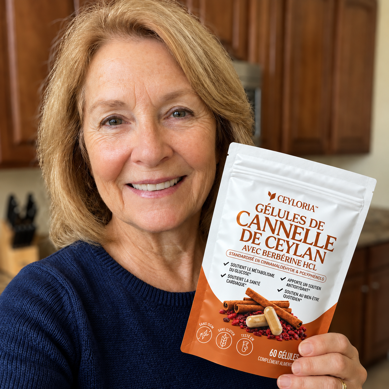 Femme souriante tenant un sachet de Ceyloria en cuisine